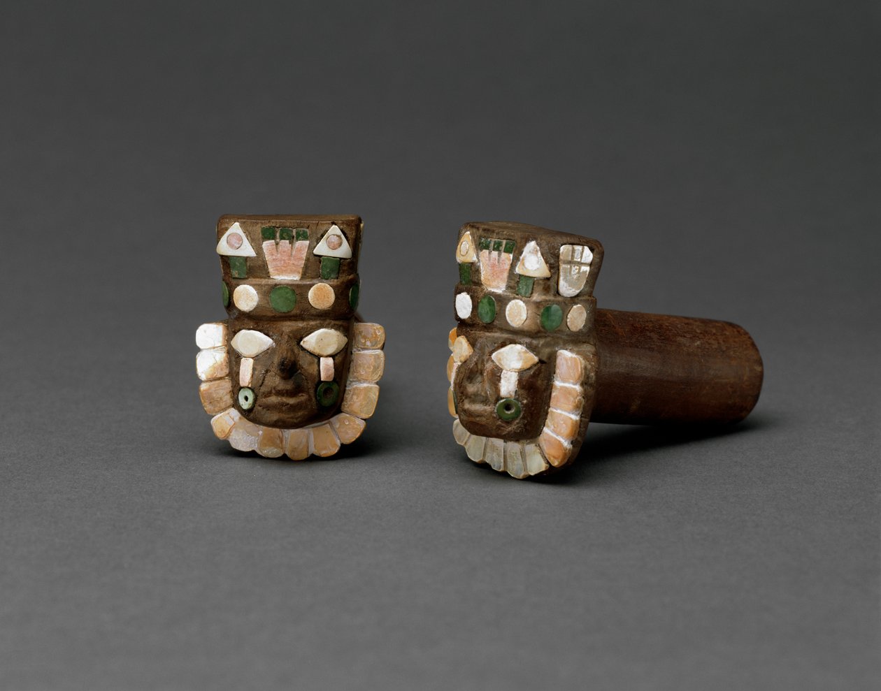 Par ørepropper med menneskehoder, Middle Horizon, 600-1000 (tre med stein- og skallinnlegg) av Huari Culture Huari Culture