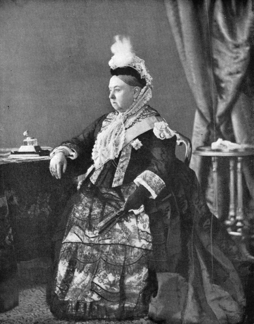 Dronning Victoria i kjolen hun hadde på seg ved sin gylne jubileumsgudstjeneste, 1887. av Hughes and Mullins