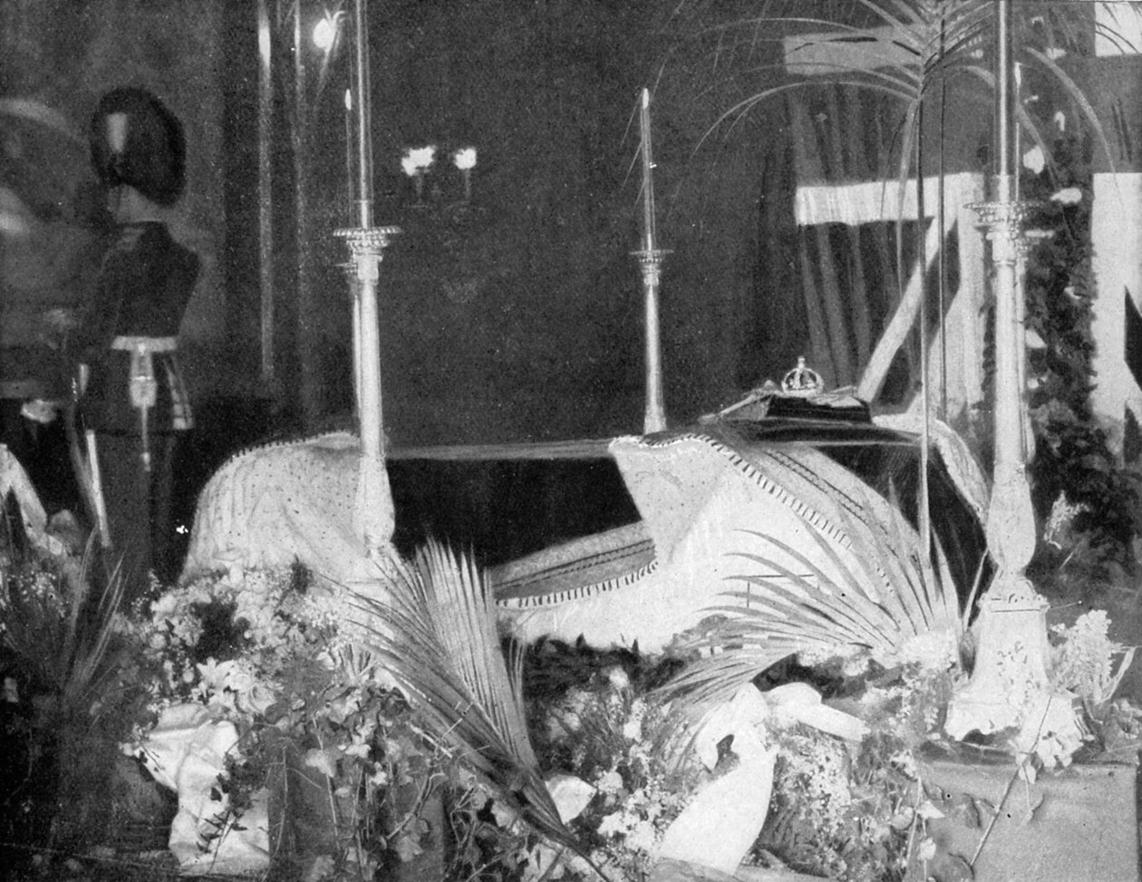 Dronning Victoria ligger i staten ved Osborne House, 1901. av Hughes and Mullins
