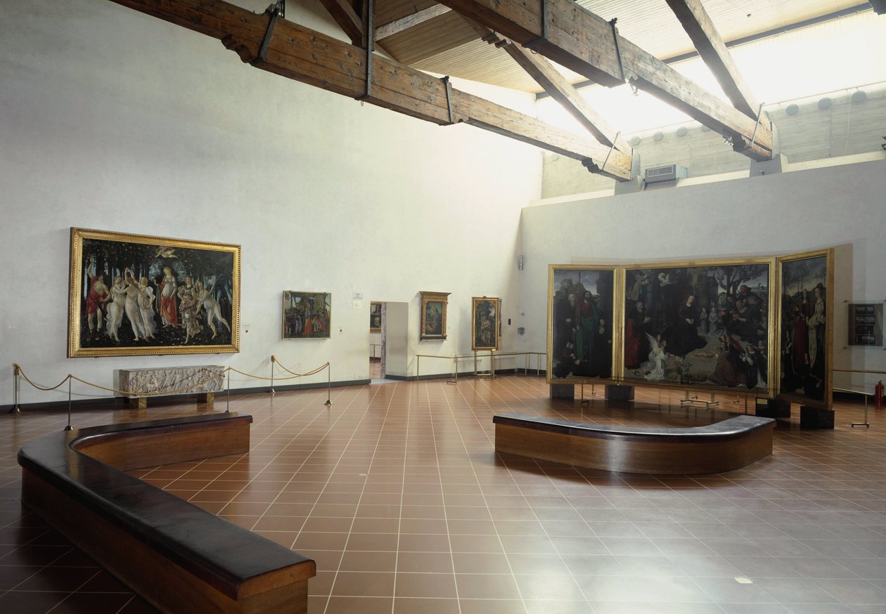 Museumsrom som presenterer "våren" og "tilbedelsen av magi" av Botticelli og triptyken Portinari av Hugo van der Goes