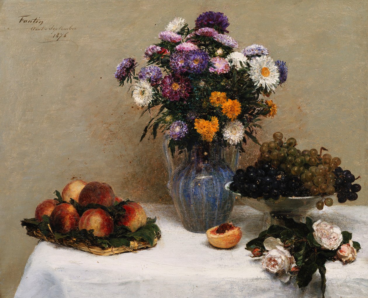 Hvite roser og krysantemum i en vase - Fersken og druer på et bord med en hvit duk; Hvite roser, krysantemum i en vase - fersken og druer på et bord med en hvit duk, 1876 av Ignace Henri Jean Fantin Latour