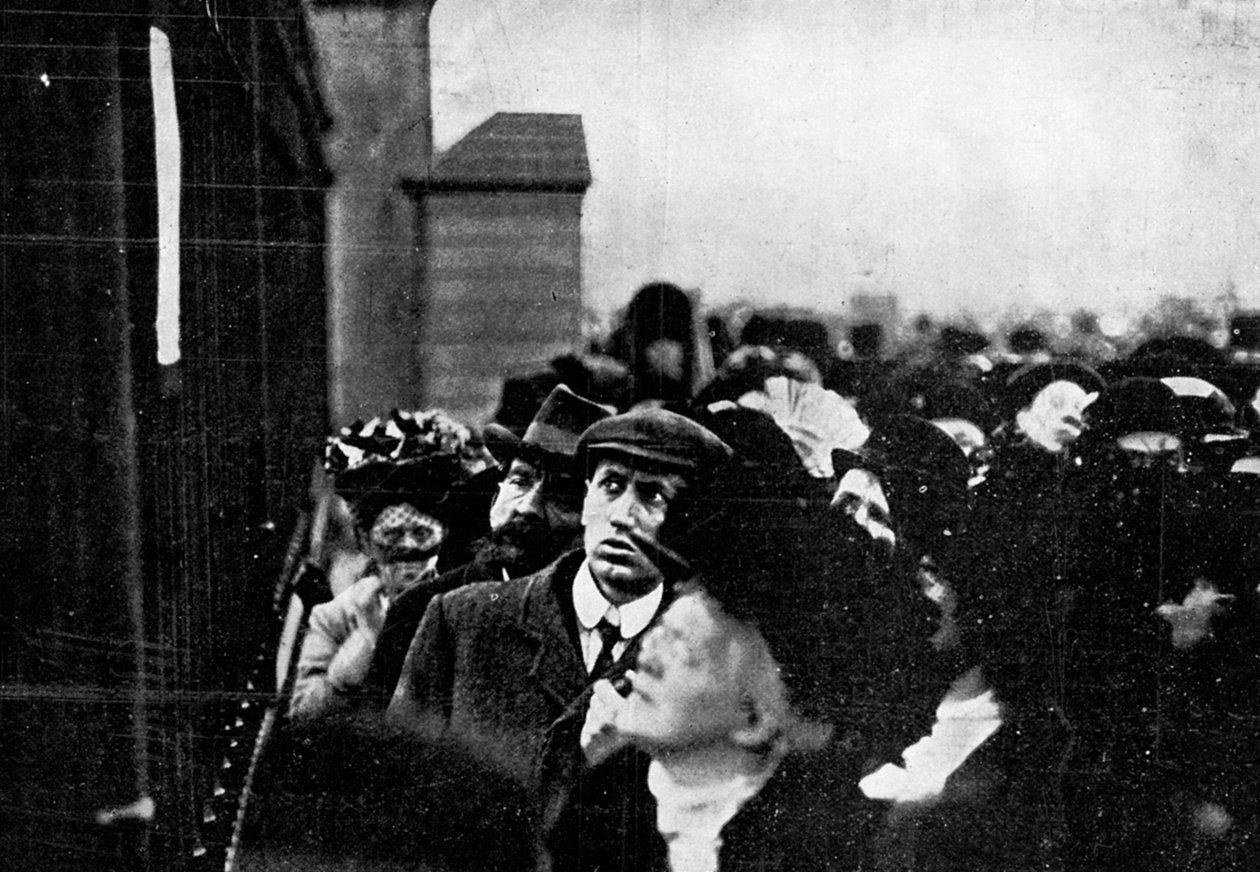 Offisiell melding om kong Edwards død lagt ut utenfor Buckingham Palace, 1910. av Illustrations Bureau