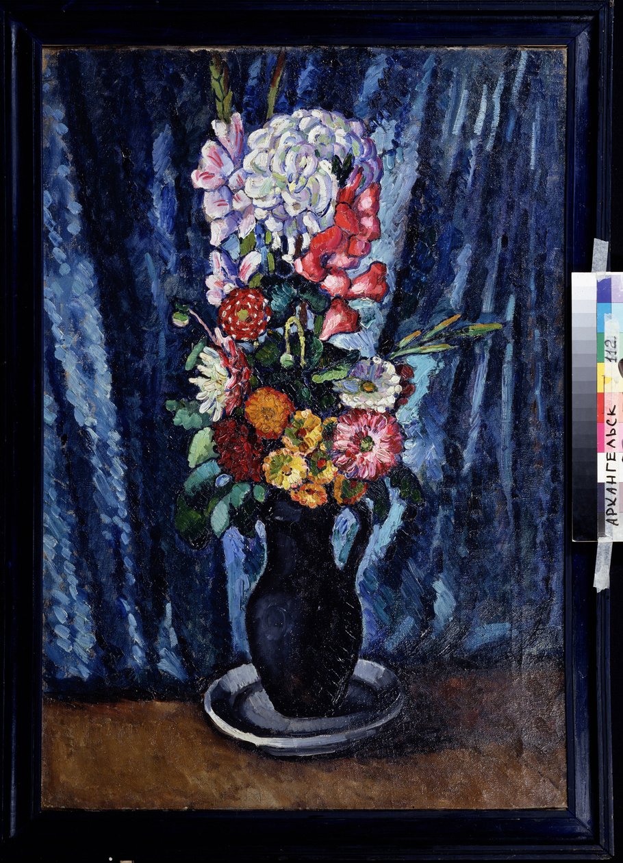 Bukett med blomster i en kanne foran en blå bakgrunn. (Blomster i en svart kanne på blå bakgrunn). Maleri av Ilya Ivanovich Mashkov (Ilia Mashkov, Matchkov) (1881-1944), olje på lerret 1916. Russisk kunst, stilleben tidlig på 1900-tallet. Region av Ilya Ivanovich Mashkov