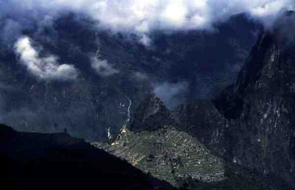 Generell utsikt over citadellet ved Machu Picchu (bilde) av Incan Incan
