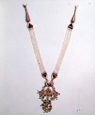 Gull-, emaljert, juvel- og perlekjede, fra Jaipur (perle, emalje og gull) (se også 73981 og 1367) av Indian School