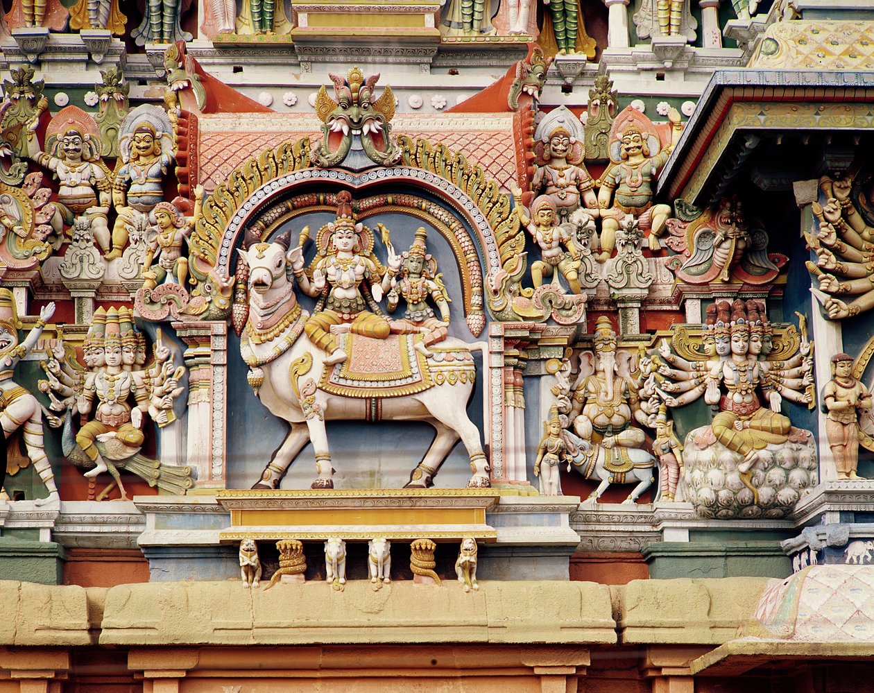 Relieff som viser Shiva og Parvati som rir på Nandi (malt stein) av Indian School