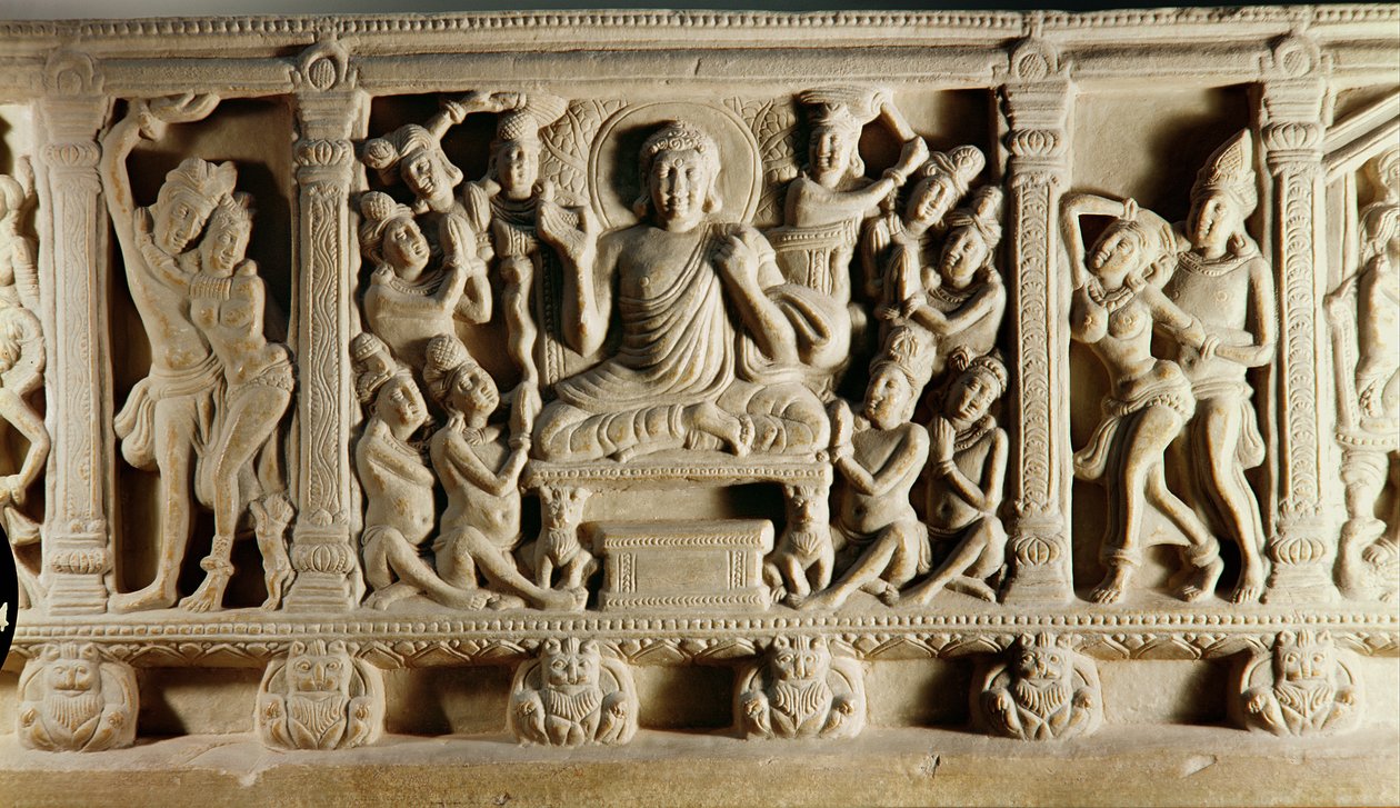 Relieff som viser sittende Buddha som forkynner omgitt av tilbedere, Mathura School av Indian School