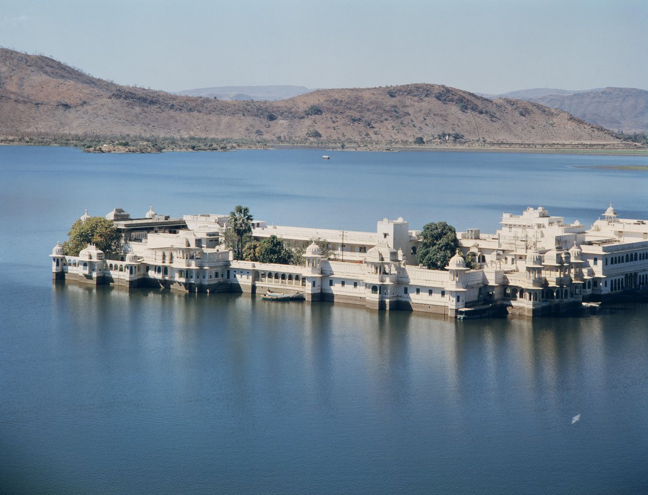Utsikt over Jag Niwas (Lake Palace) bygget ca. 1734 av Indian School