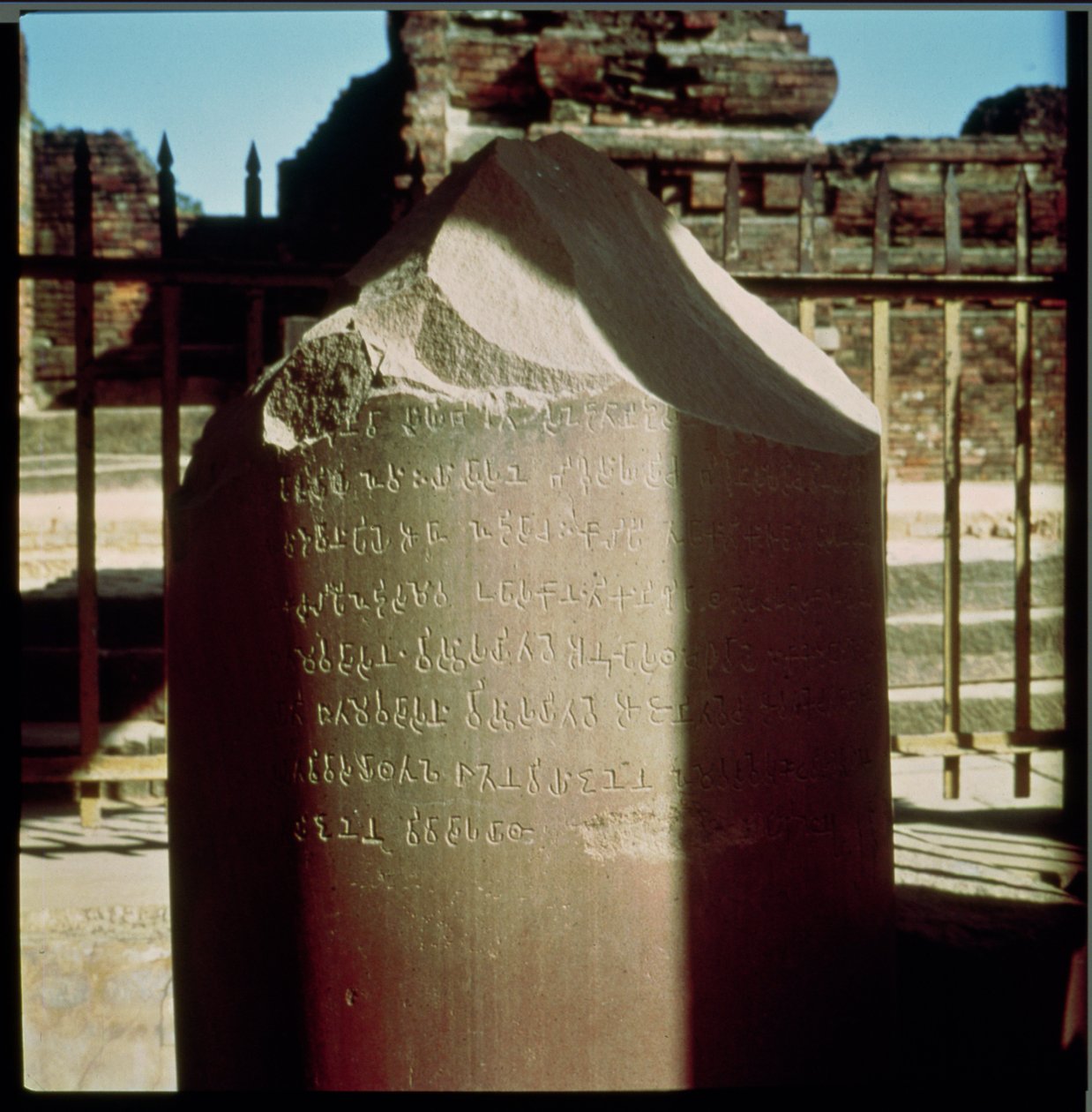 Detalj av søylen til keiser Ashoka ca. 264-223 f.Kr. med et gravert edikt, Mauryan stein av Indian