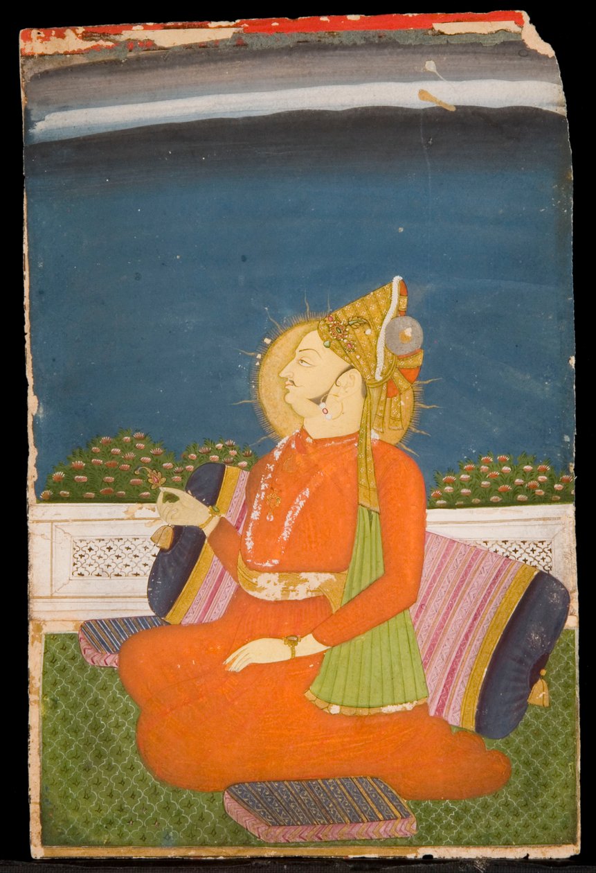 En besmykket dignitær, iført en plymet turban, holder en lotusknopp, sitter på en terrasse av Indian School