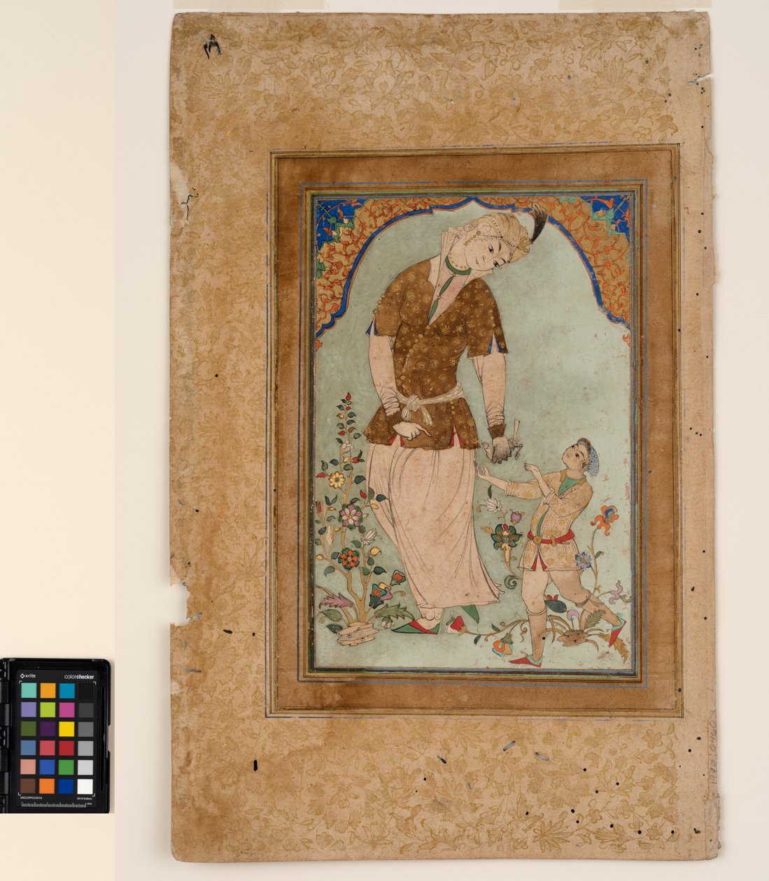 En falkoner tar imot byttet sitt fra en side, ca. 1580 (ugjennomsiktig akvarell og gull på papir, montert på en albumside) av Indian School