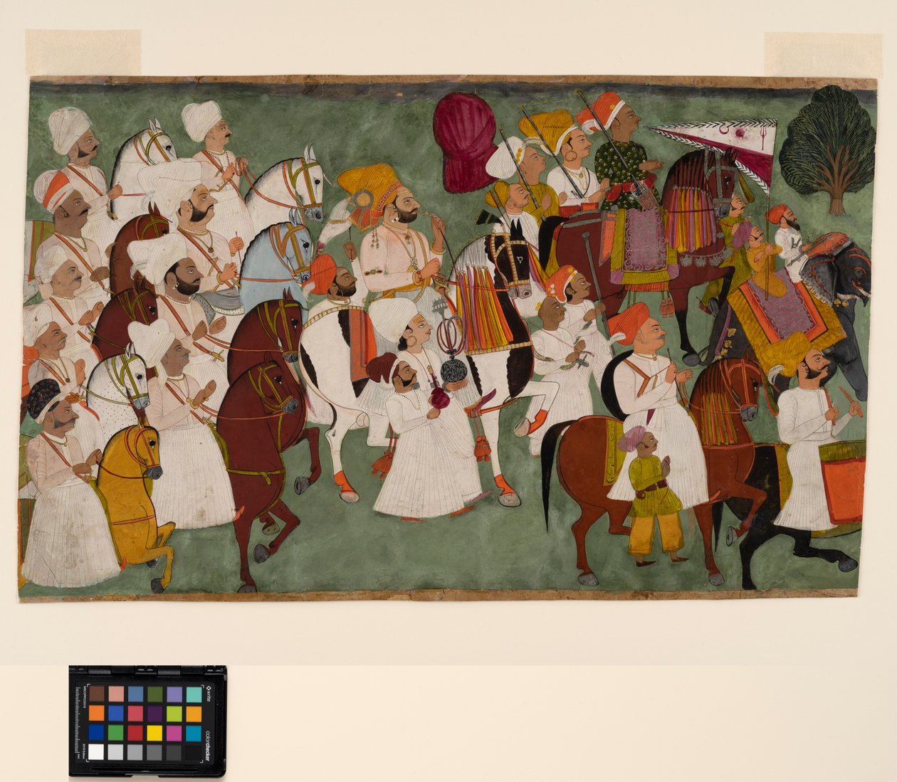 Akhi Singh rir med følget sitt, ca. 1750 (ugjennomsiktig akvarell og gull på papir) av Indian School