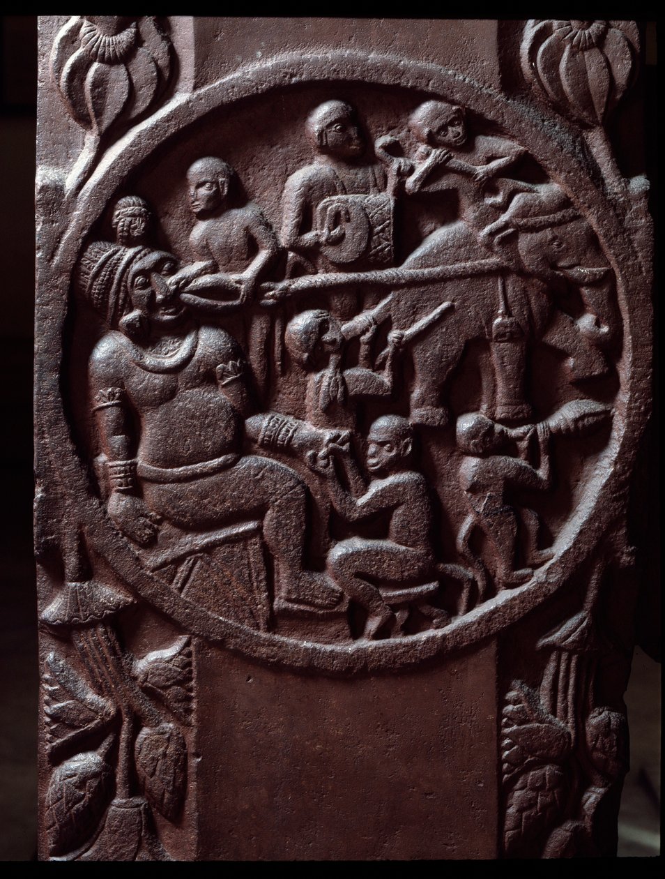 Buddhisme: «Aper fanger en elefant og drar den for å trekke ut kjempens tann) detail du stupa de Bharhut (Barhut, Barouth) Lavt relieff av svart stein, 2. århundre f.Kr. (2. århundre f.Kr.) - Calcutta, indisk museum av Indian School