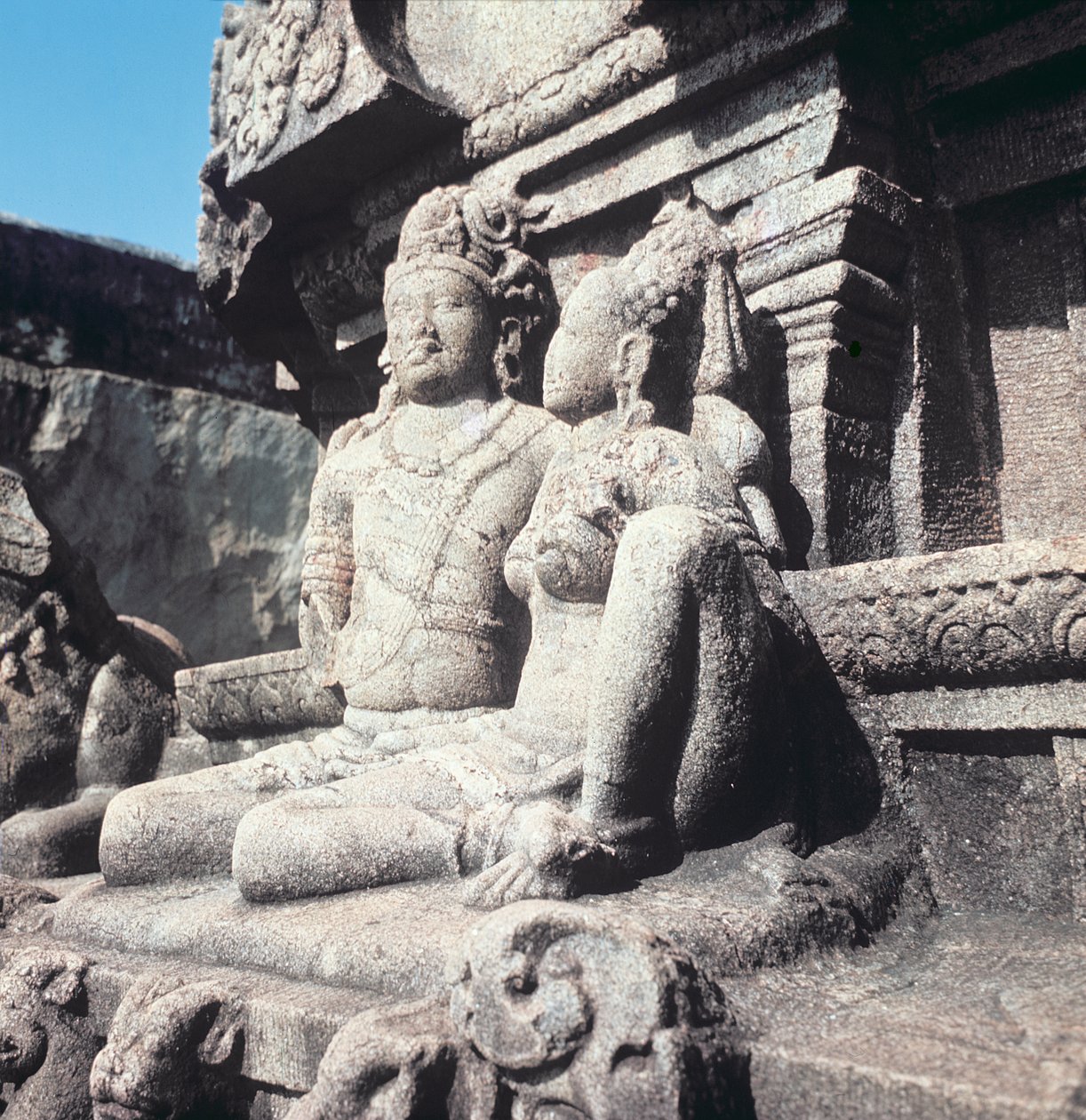 Utskårne figurer av Shiva og Parvati, ca. 800 e.Kr av Indian School