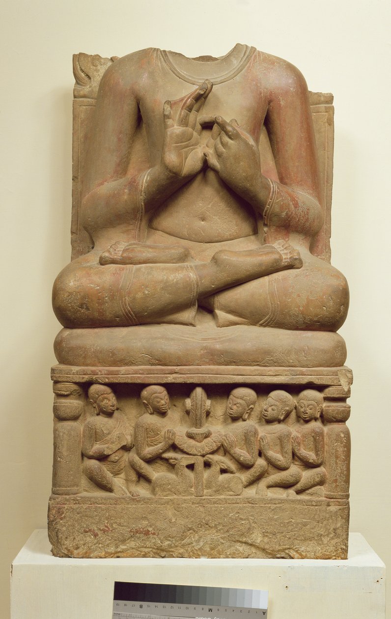 Utskjæring av Buddha i holdningen til å forkynne en preken, Sarnath, Uttar Pradesh, 500-tallet (sandstein) av Indian School