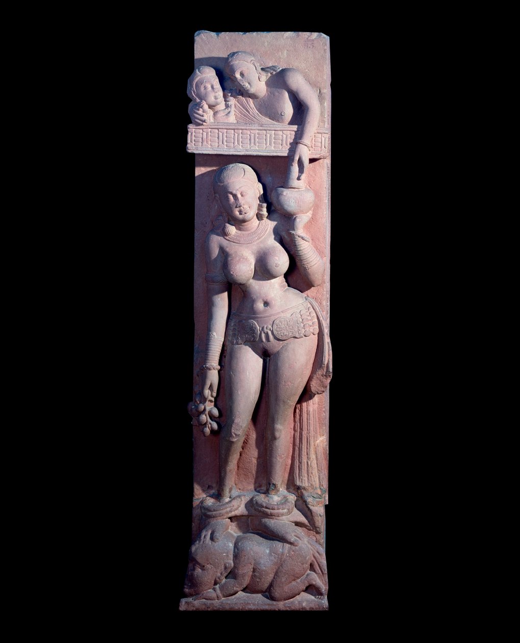 Damsel montert på en dverg, holder en drue og en kanne med vin (Rød sandsteinsskulptur, Kushan Empire) av Indian School