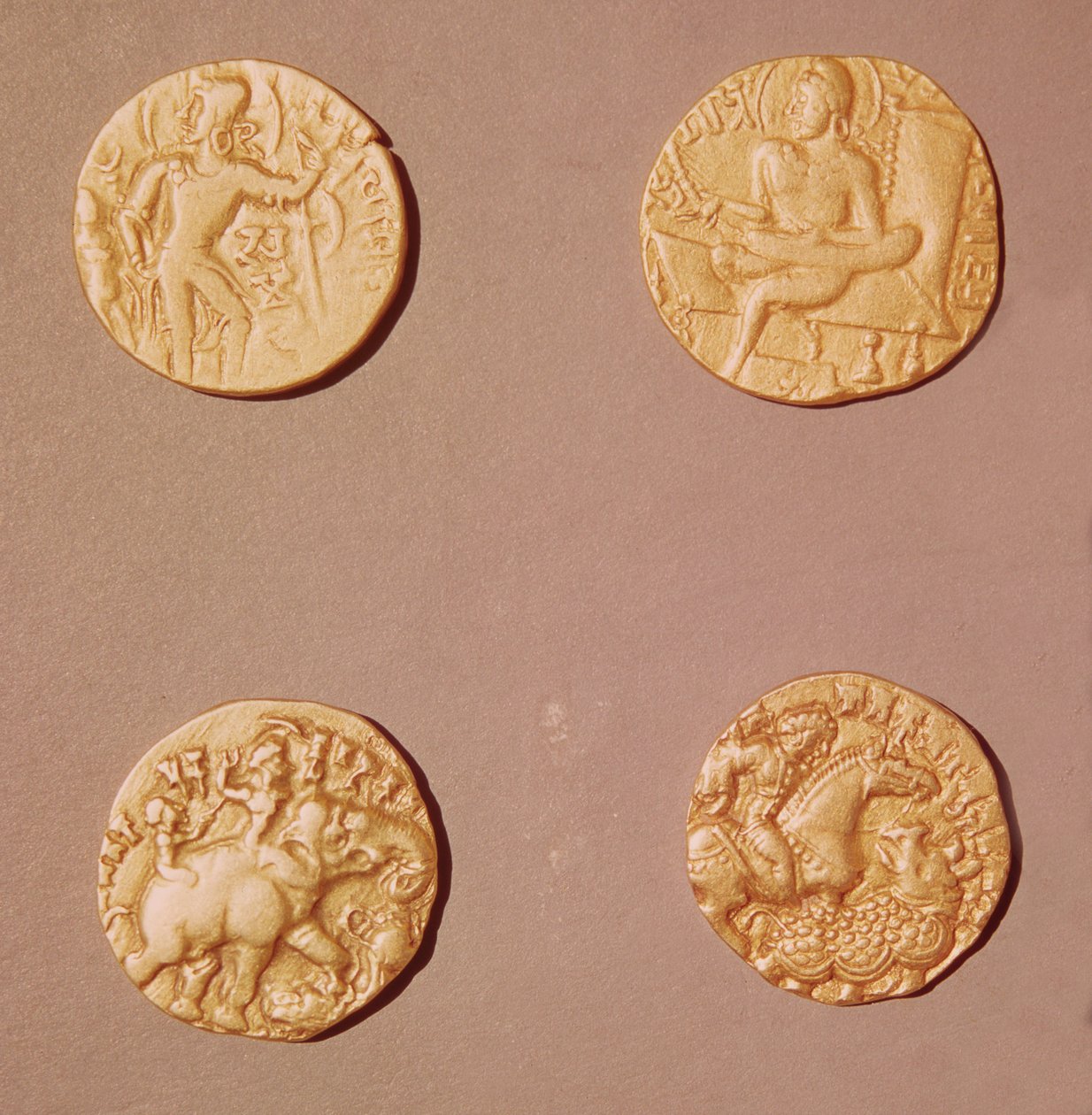 Dinarer av Samudragupta (335-375) og Kumargupta I (415-454) (gull) av Indian School