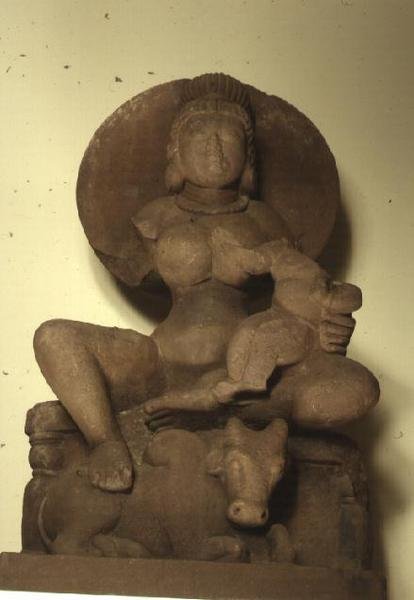 Figur av Parvati med barnet hennes, Skanda, Sagar (sandstein) av Indian School