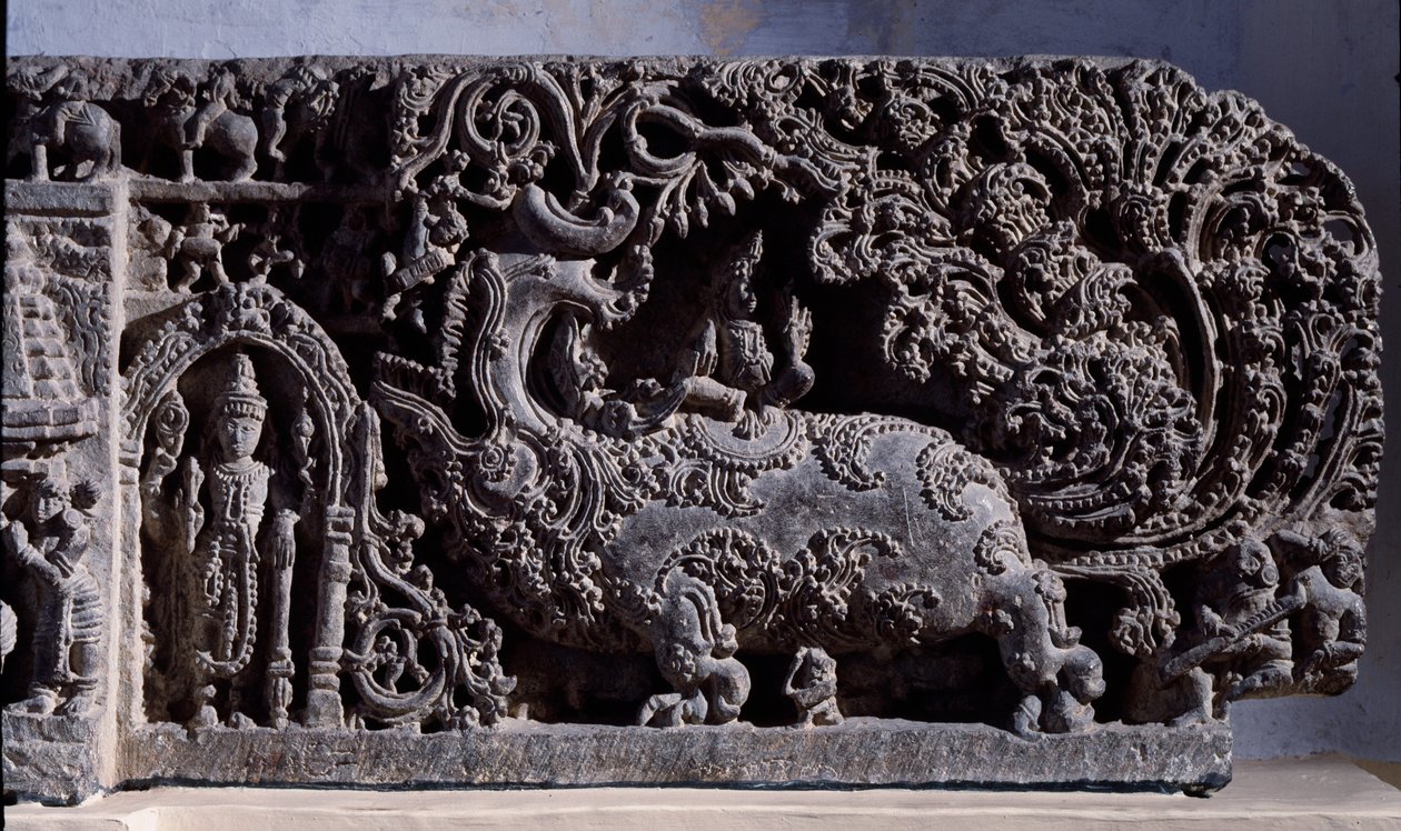 Hinduisme: "" Krishna eller Venugopala, mester for fløytekyrne""" Svart steinskulptur, høyre del (Krishna som Venugopala) 1100-tallet (1100-tallet) fra Halebidu, Mysore - Calcutta, indisk museum av Indian School
