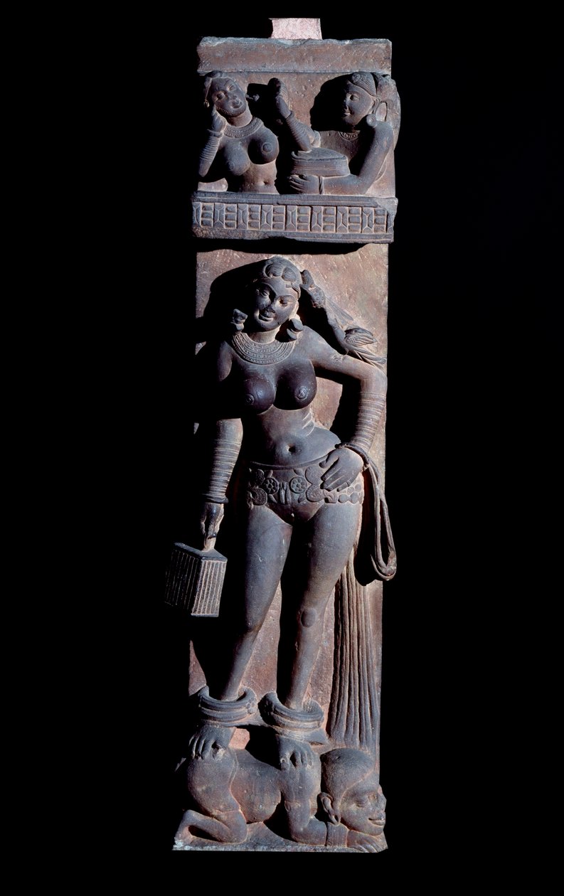Hinduisme: representasjon av en Yakshini (Yaksi) naturånd, holder et bur og en papegøye, hun står på en dverg - (En Yaksi med en papegøye og et bur, hun står på en dverg) Skulptur av Mathura, gres (Mathura-skulptur , sandstein) 2. århundre (2. centu av Indian School