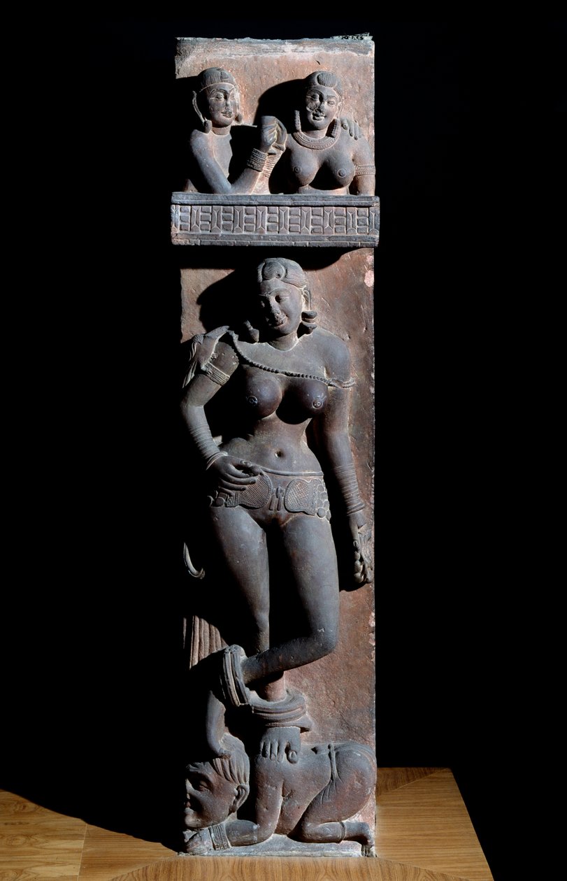 Hinduisme: representasjon av en Yakshini (Yaksi) naturånd, med en papegøye, hun står på en dverg - (En Yaksi med en papegøye, hun står på en dverg) Skulptur av Mathura, gres (Mathura-skulptur, sandstein) 2. århundre ( 2. århundre) Calcutta, indisk muse av Indian School