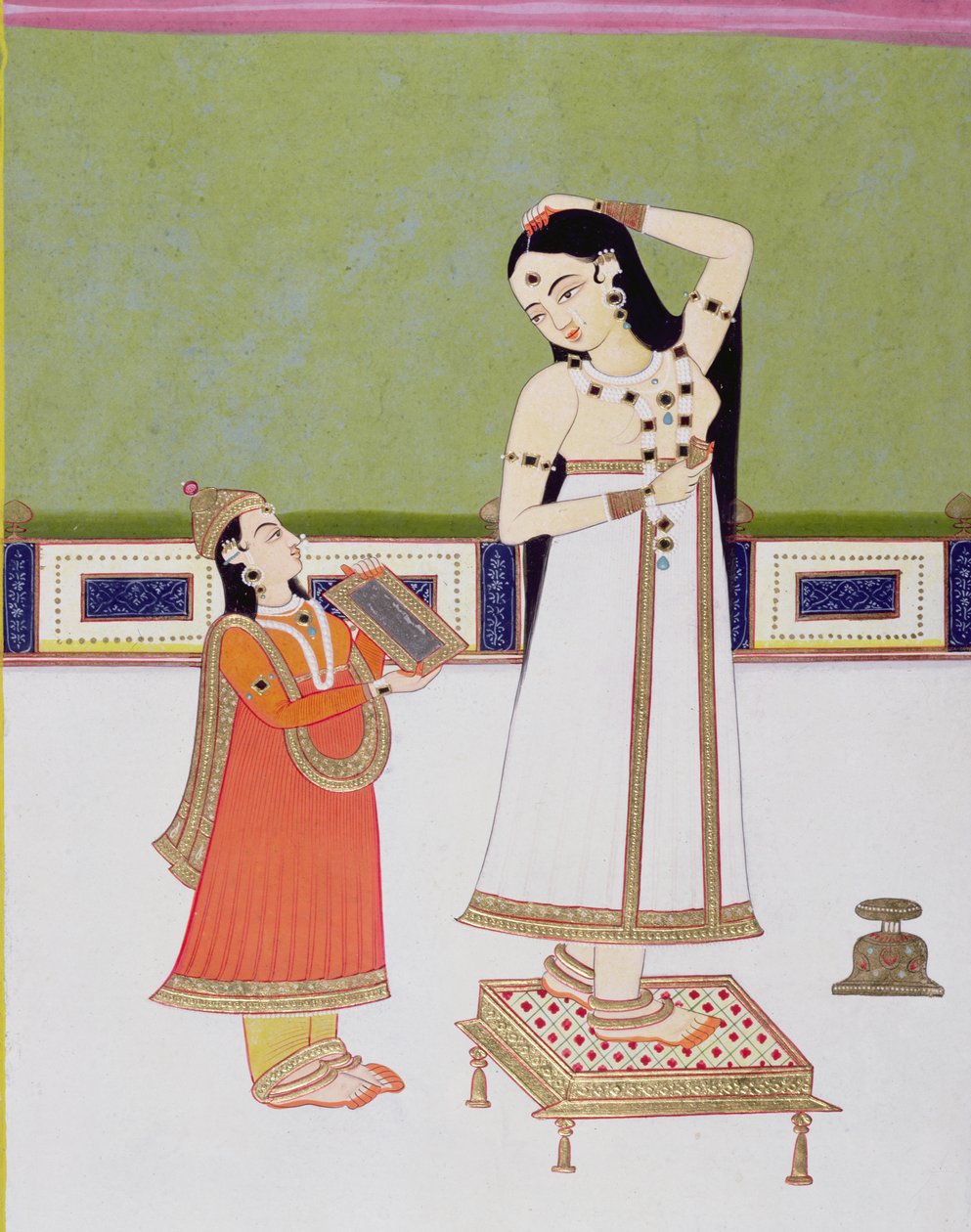 Indisk dame på toalettet hennes ser på seg selv i et speil (gouache og bladgull på papir) av Indian School