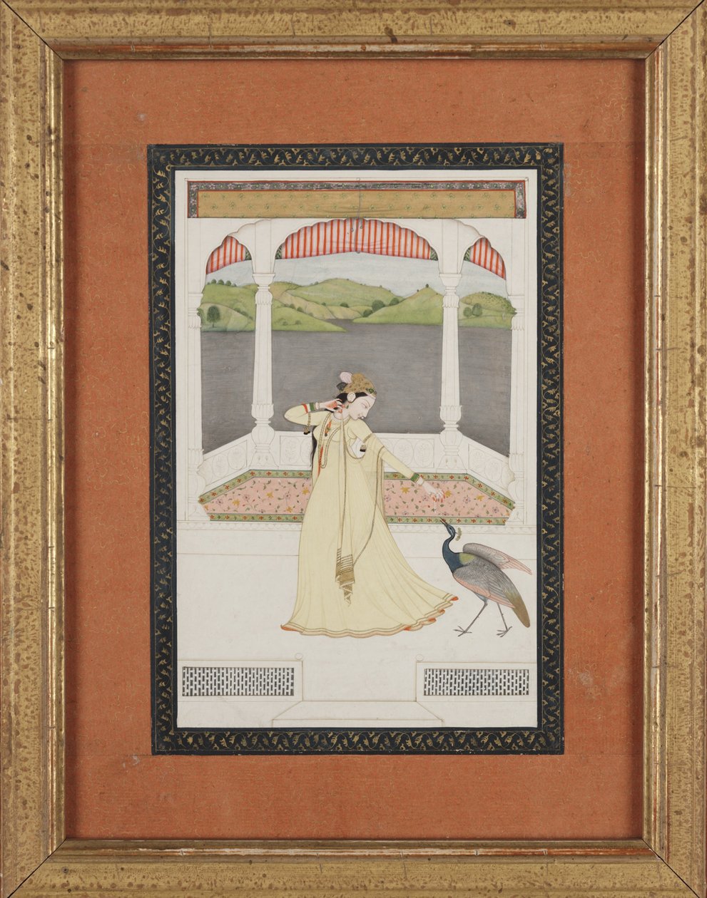 Dame som lokker en påfugl med en perlestreng, ca. 1800 (gouache og gull på papir) av Indian School
