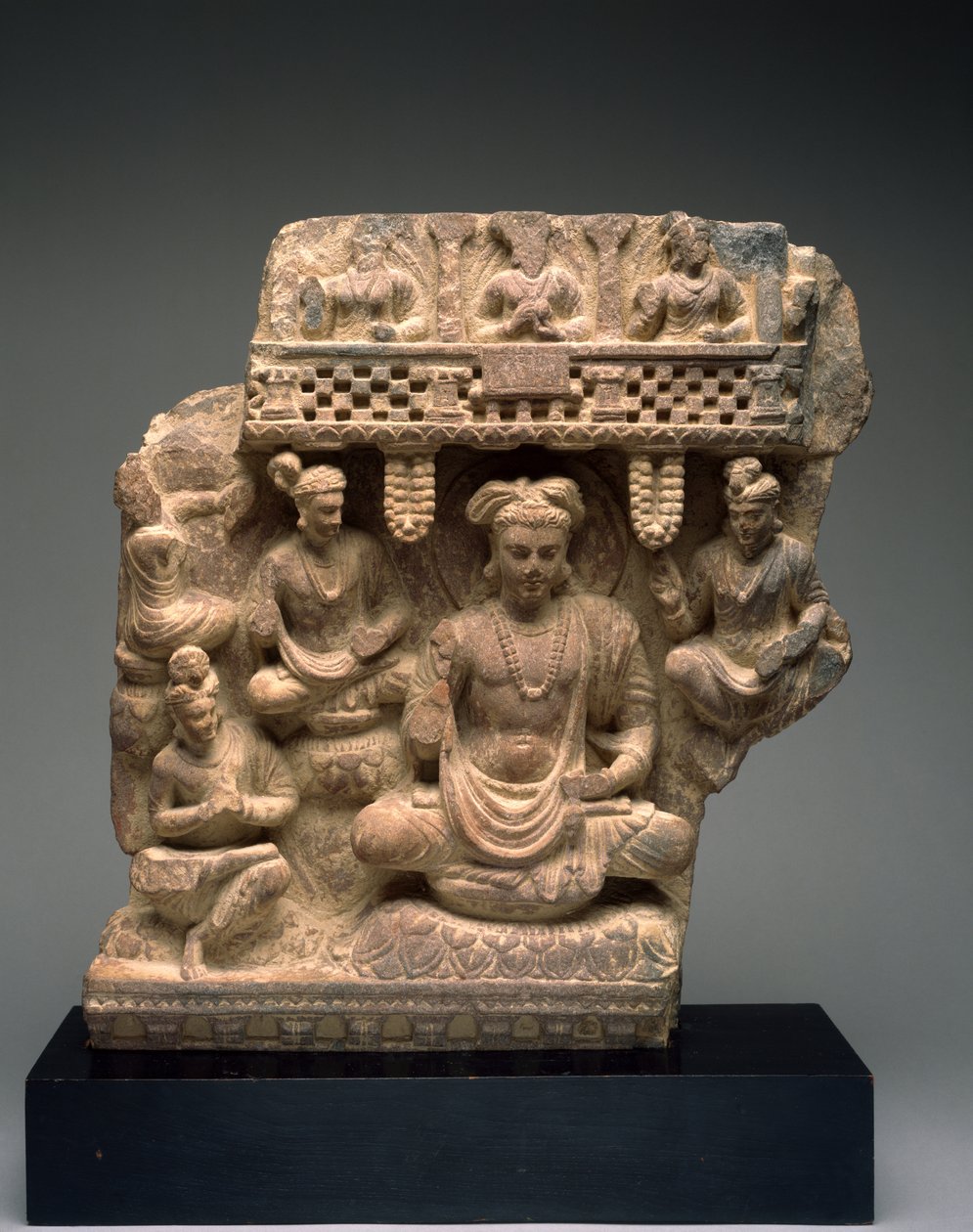 Maitreya (grå skifer med rosa sandstein) av Indian School