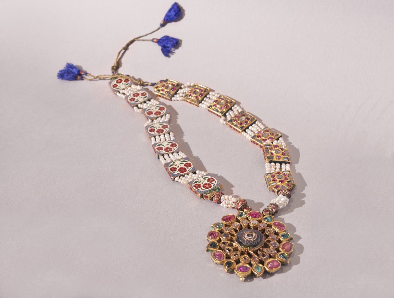 Halskjede (med vendbar blomsterdesign), ca. 1870 (metall med steiner) av Indian School
