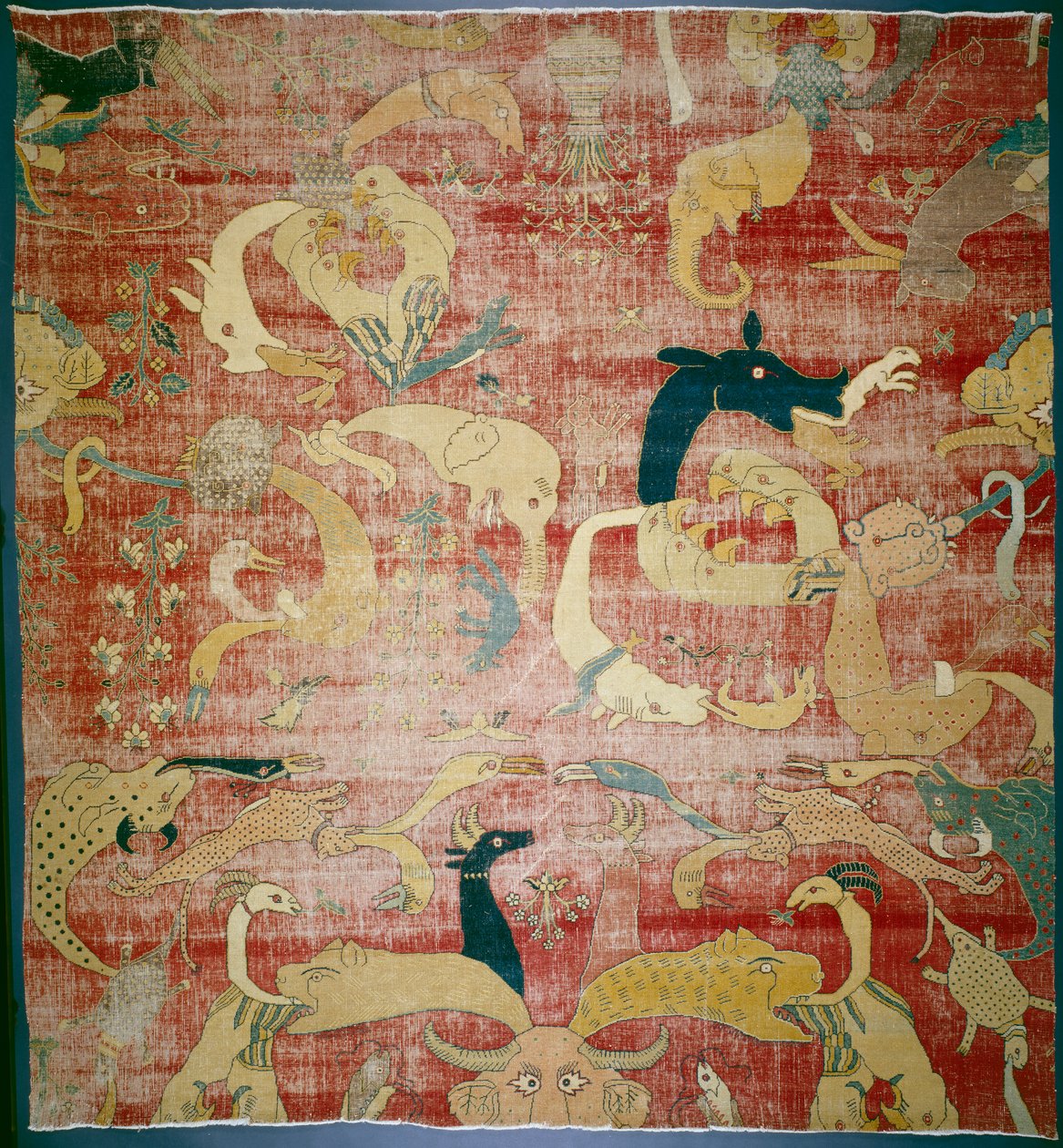 Del av et teppe med fantastiske dyr på rød bakke, Mughal, ca. 158085 (bomulls- og ullhaug) av Indian School