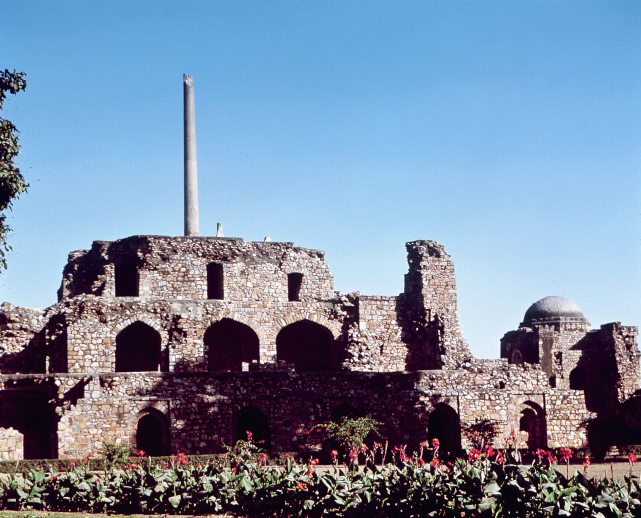 Ruinene av citadellet Kotla Firuz Shah, grunnlagt av Firuz Shah Tughluq (1351-88) av Indian School