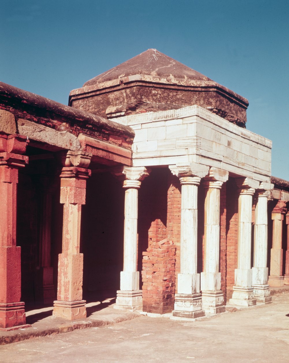 Sultan Ghari av Indian School