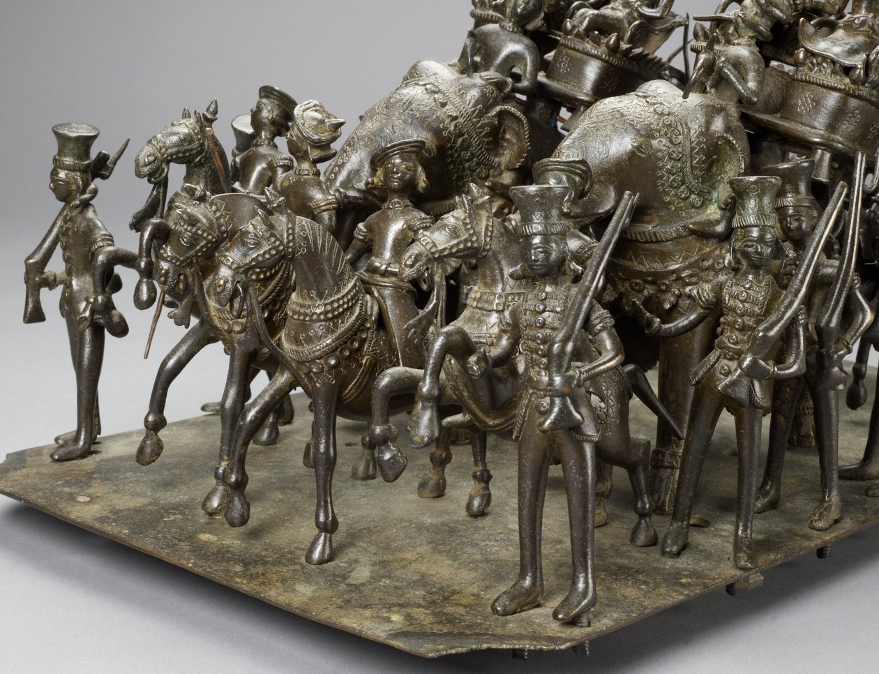Kavalkaden til kongen av Oudh som rir med den britiske innbyggeren på elefanter, ca. 1820 (bronse) (detalj av 119069) av Indian School