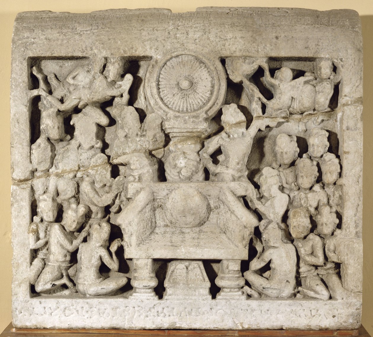 Tilbedelsen av de buddhistiske symbolene, Amaravati (kalkstein) av Indian School