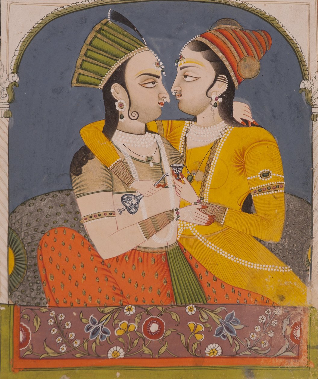 To dronninger som deler en drink, fra Lovers embrace in an alkove, ca. 1780 (ugjennomsiktig wc og gull på papir) av Indian School