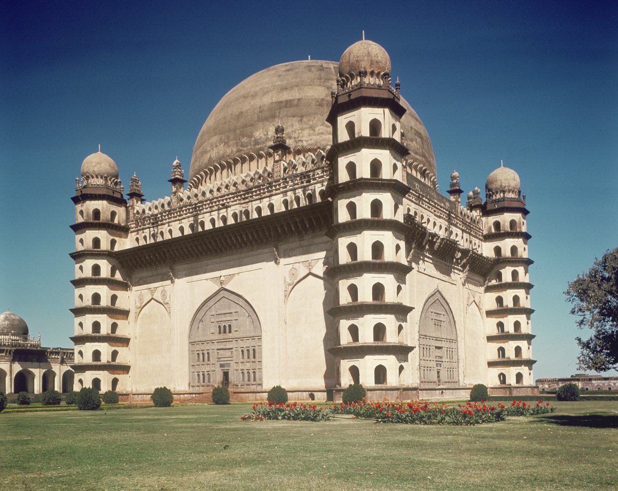 Utsikt over Gol Gumbaz, mausoleet til Mohammed Adil Shah II (1627-57) bygget i 1659 av Indian School