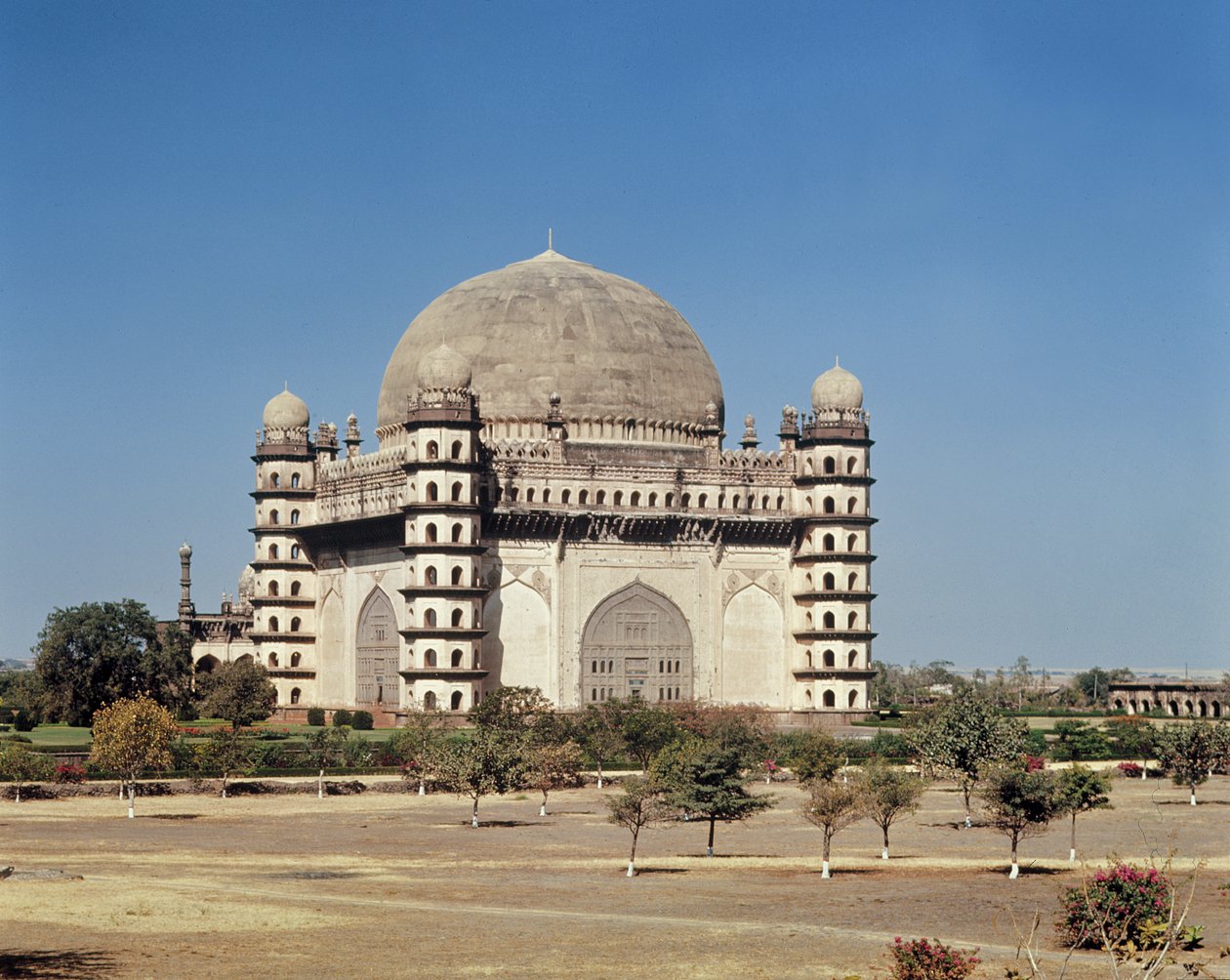 Utsikt over Gol Gumbaz, mausoleet til Mohammed Adil Shah II (1627-57) bygget i 1659 av Indian School