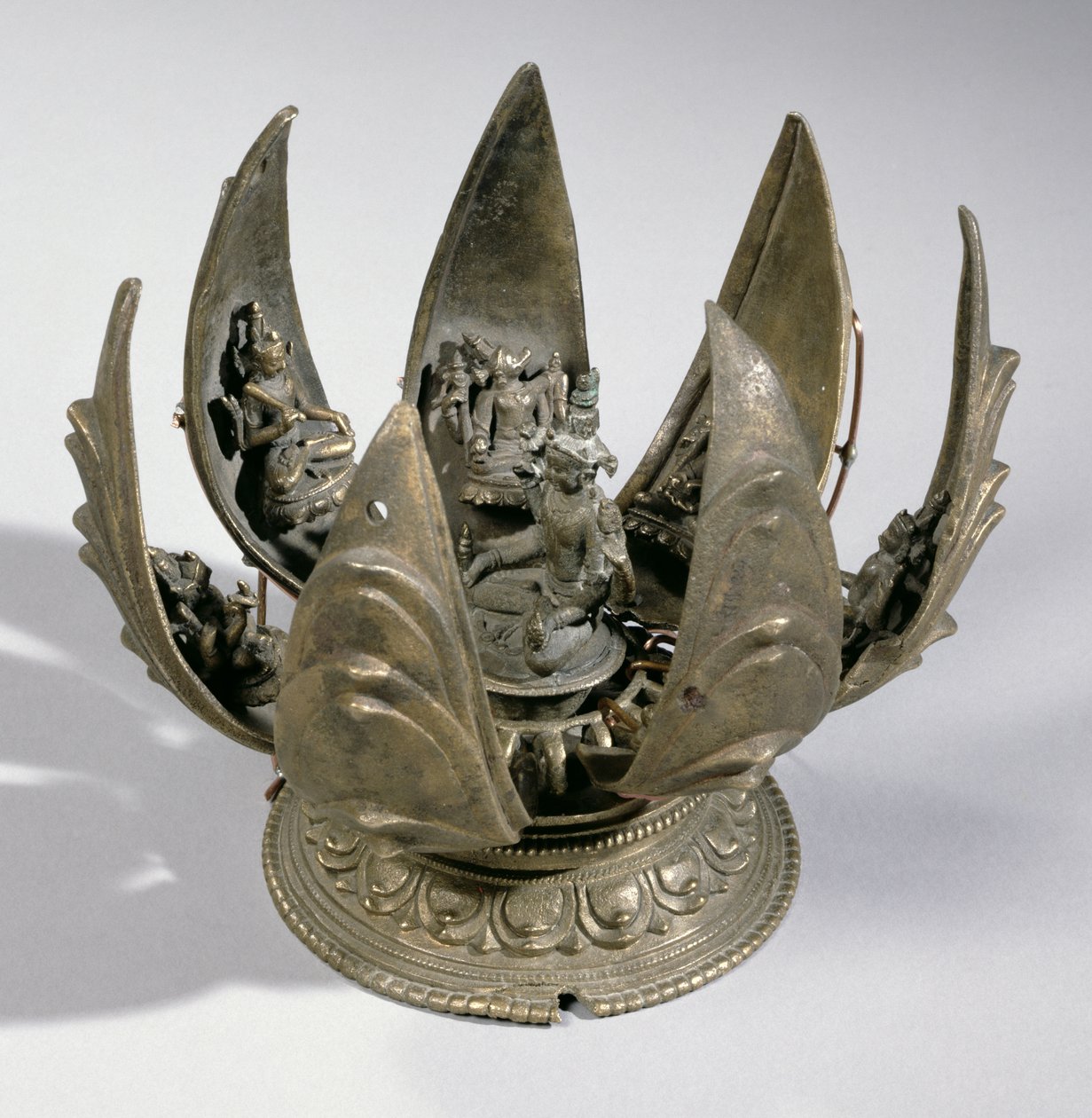 Vishnu med lotusen omgitt av hans inkarnasjoner på de hengslede kronbladene, Øst-India, ca. 1200 (bronse) av Indian School