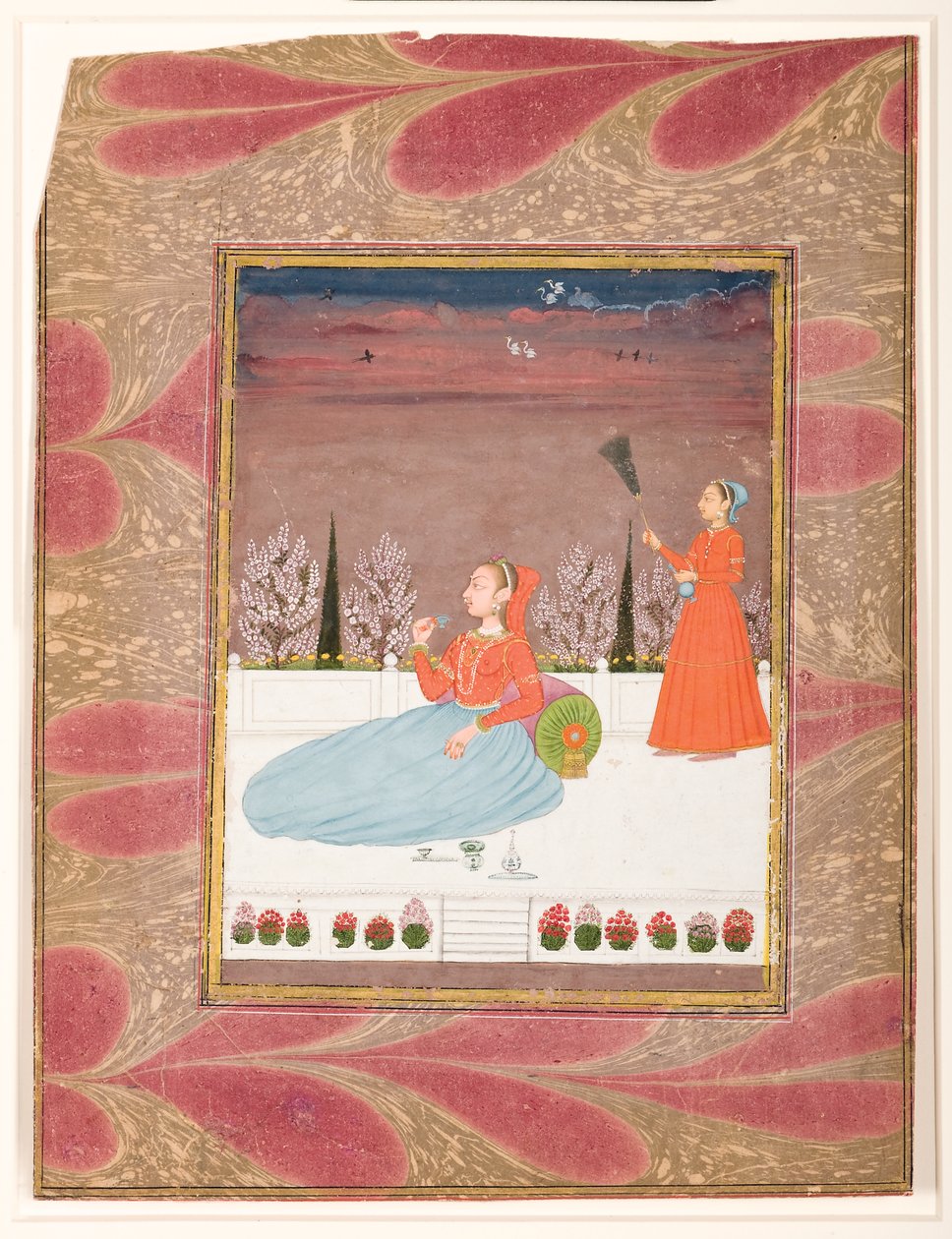 Kvinne sitter på en terrasse med en ledsager med en chauri, ca. 1735 (ugjennomsiktig wc og gull på papir) av Indian School