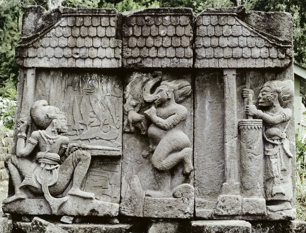 Smedscene (vulkansk stein) av Indonesian School