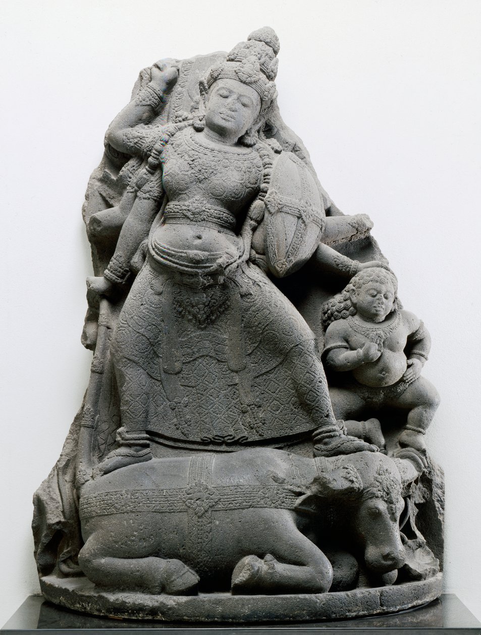 Durga dreper Mahisa, ca. 1300 (vulkansk stein) av Indonesian School