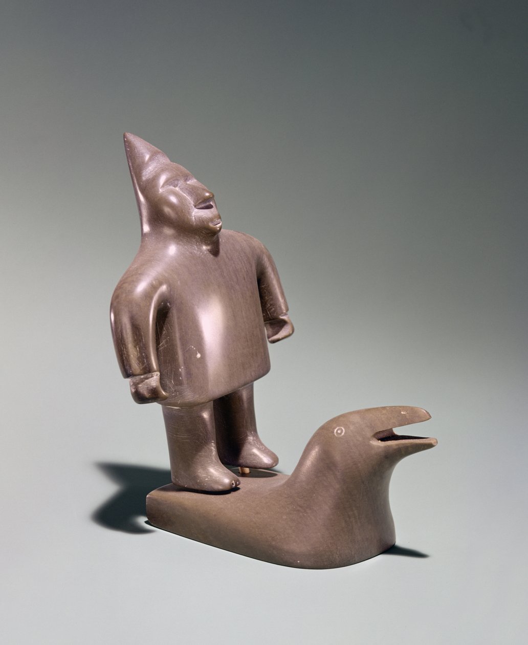 Mytologisk figur som står på en hval, fra Cape Dorset (kleberstein) av Inuit School