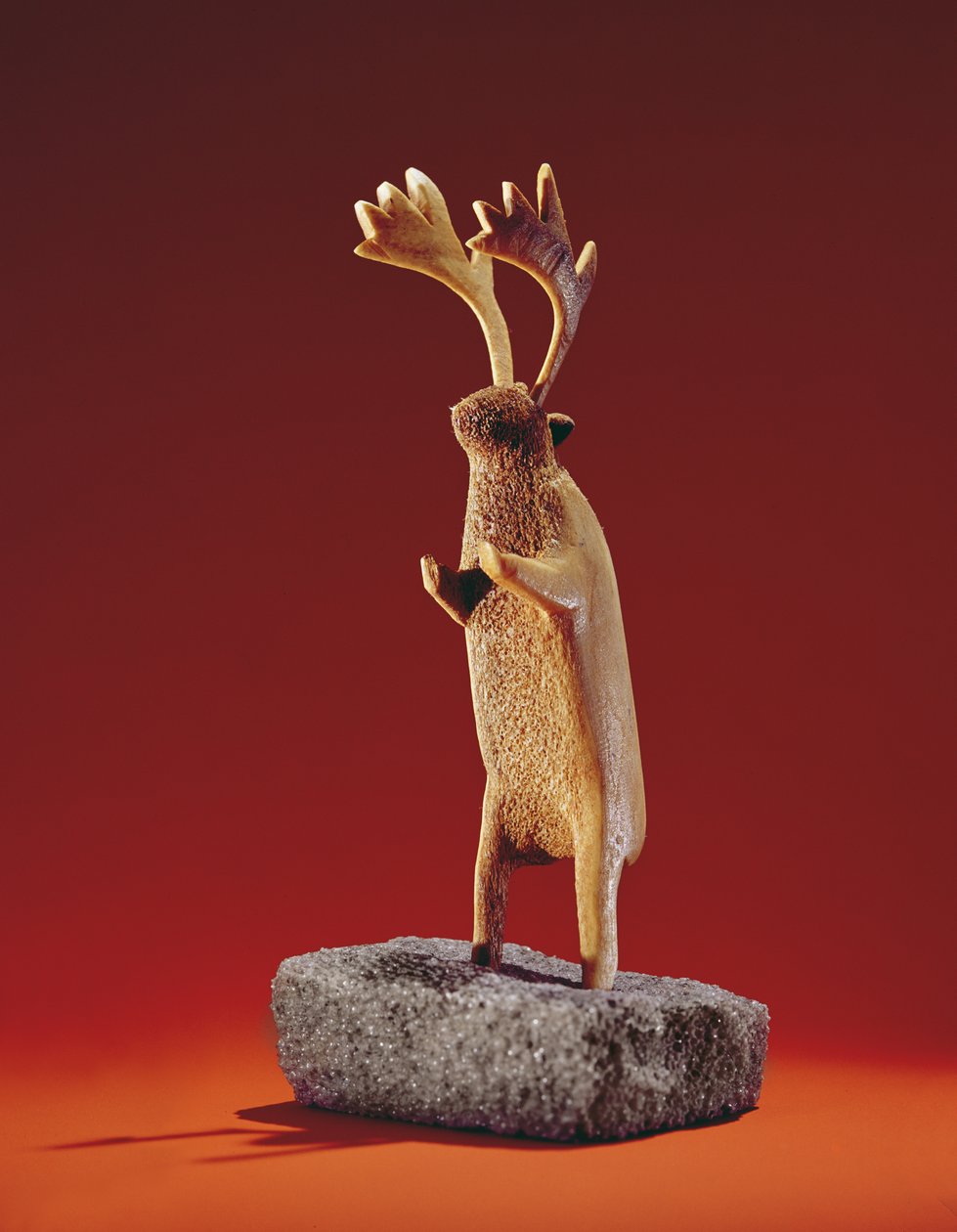 Reinsdyr, fra Cape Dorset (hvalbein) av Inuit School