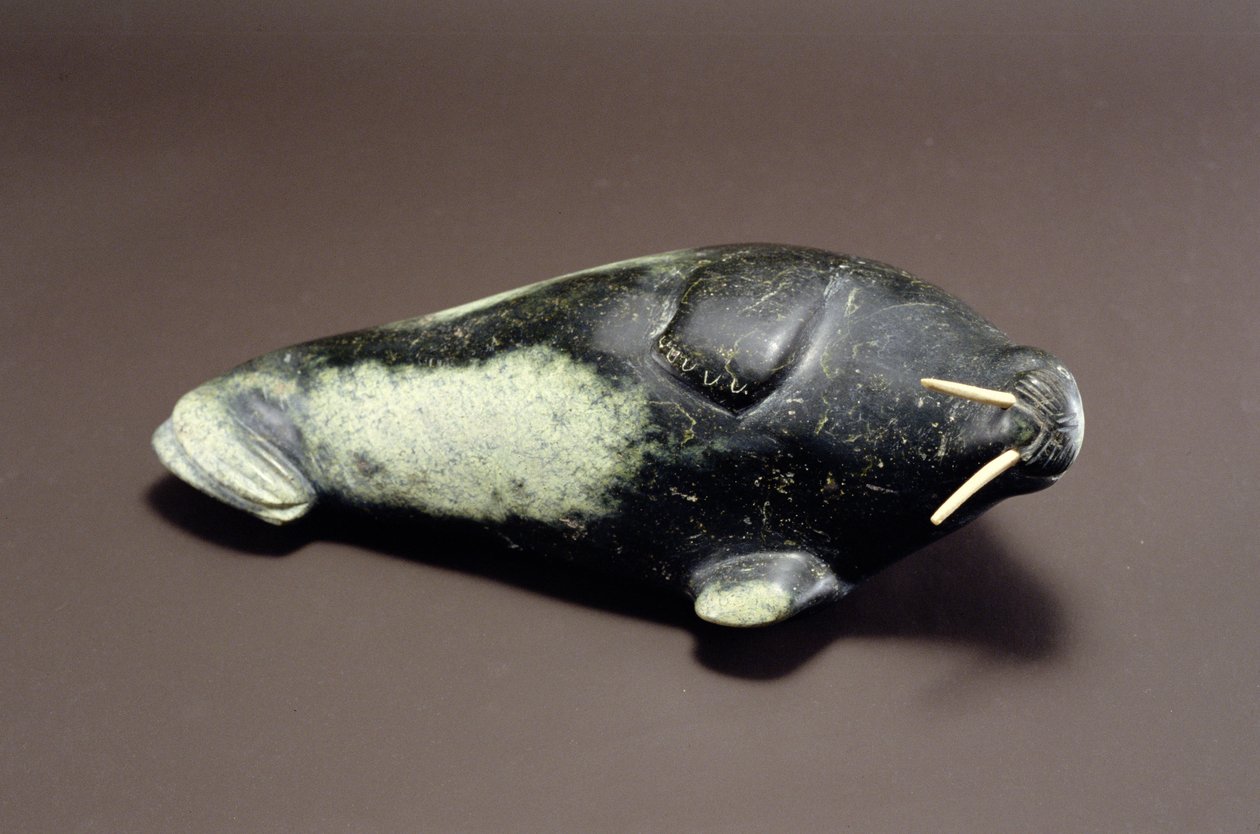 Hvalross, fra Cape Dorset (kleberstein) av Inuit School