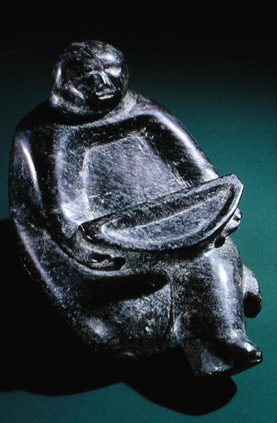 Figur med offerskål, fra Cape Dorset (kleberstein) av Inuit School