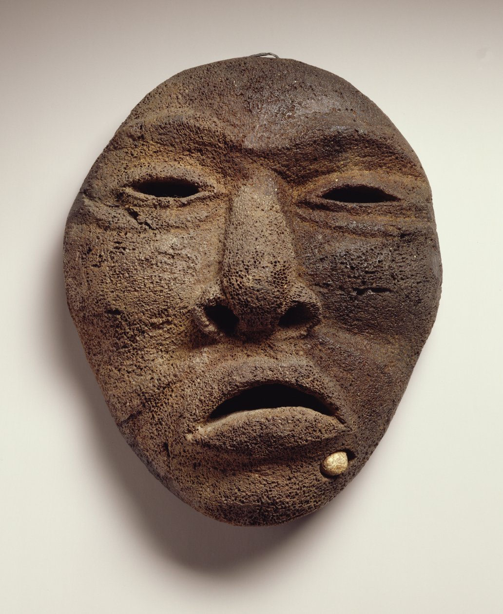 Maske (hvalbein) av Inuit School