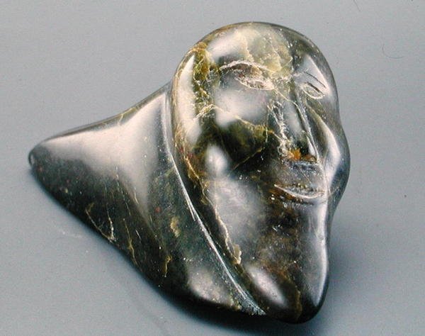 Smilende mann, fra Cape Dorset (kleberstein) av Inuit School