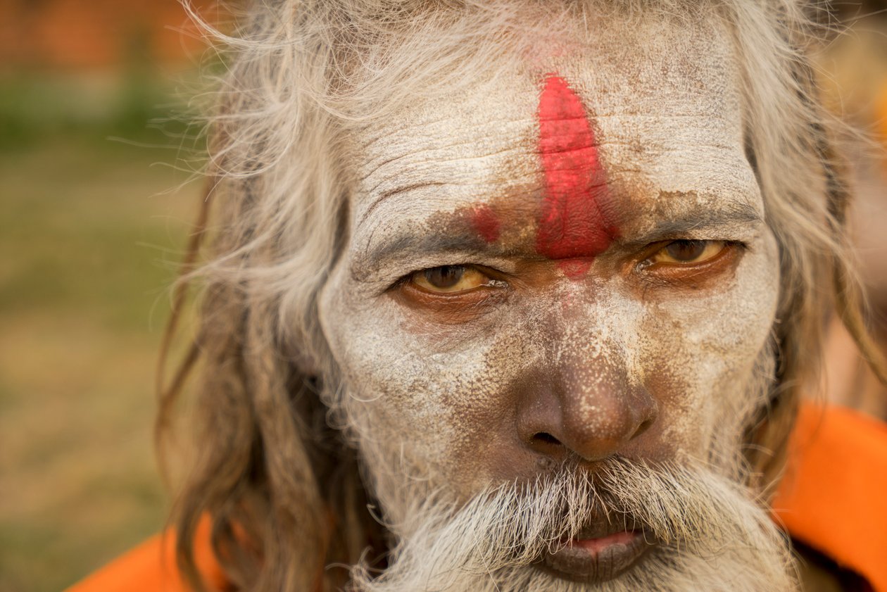 Hellige menn ved Pashupatinath-tempelet ved bredden av Bagmati-elven i Kathmandu, Nepal, 2014 (bilde) av Ira Block