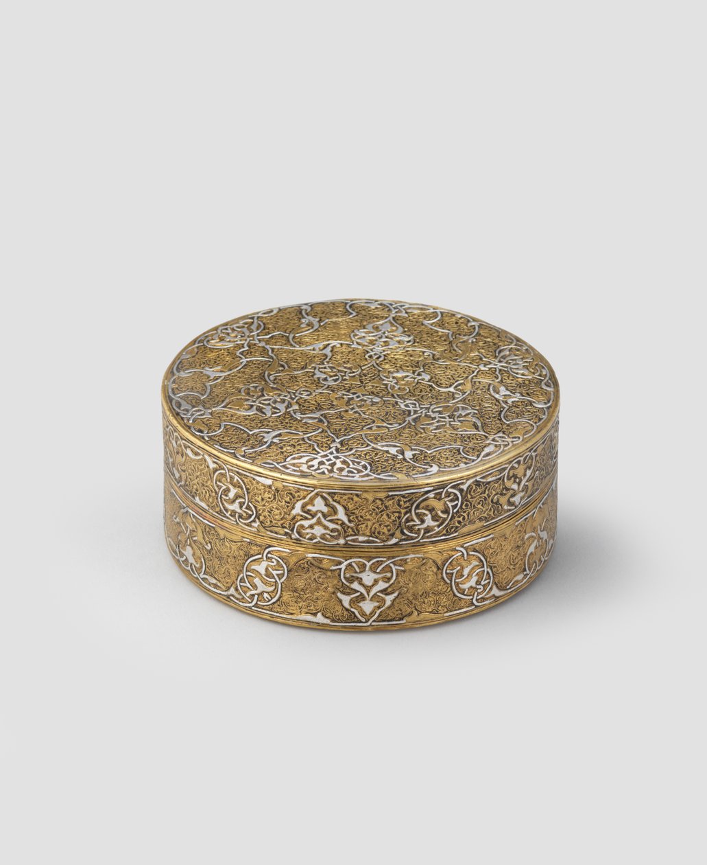 Eske med omslag av sylindrisk form, av gravert messing innlagt med sølv, med senere forgylling og evt. tillegg av innerbånd, 1400-c.1525 av Iranian School