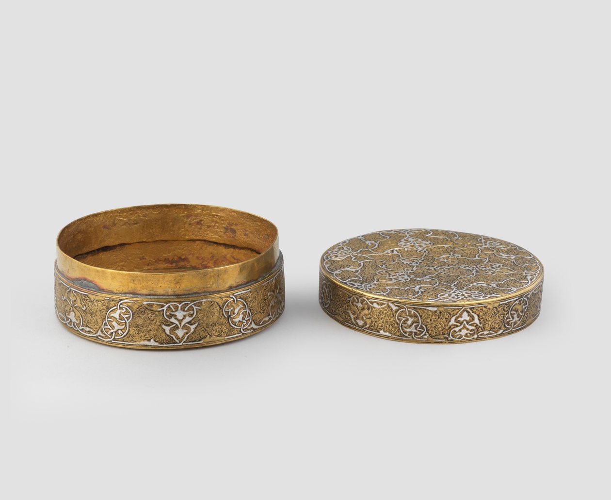 Eske med omslag av sylindrisk form, av gravert messing innlagt med sølv, med senere forgylling og evt. tillegg av innerbånd, 1400-c.1525 av Iranian School